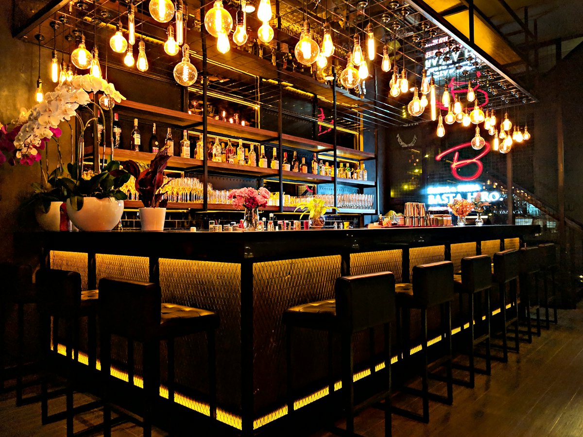 Balcão do bar iluminado à noite